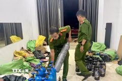 Lực lượng chức năng thu giữ các bình "khí cười". (Ảnh: TTXVN phát)
