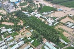 Nước lũ dâng cao khiến hàng trăm hộ dân ở phường Phước Tân, tỉnh Đồng Nai chìm trong biển nước. (Ảnh: Lê Xuân/TTXVN)