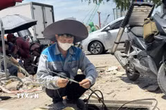Người lao động phải làm việc ngoài trời dưới nền nhiệt gần 40 độ C. (Ảnh: Quốc Lũy/ TTXVN)