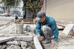 Người lao động phải làm việc ngoài trời dưới nền nhiệt gần 40 độ C. (Ảnh: Quốc Lũy/ TTXVN)