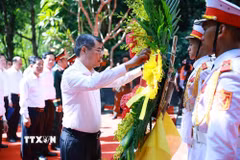 Thủ tướng Chính phủ Lê Minh Hưng dâng hương, hoa tưởng niệm tại đền tưởng niệm các Anh hùng, liệt sỹ đường 20 quyết thắng. (Ảnh: Dương Giang/TTXVN)