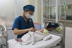 Sau 2 tháng điều trị, bé trai bị uốn ván sơ sinh đã hồi phục sức khỏe, cai máy thở, ngưng dùng kháng sinh. (Ảnh: Lê Xuân/TTXVN)