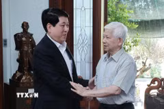 Chủ tịch nước Lương Cường thăm hỏi, chúc Tết nguyên Chủ tịch nước Nguyễn Minh Triết. (Ảnh: Lâm Khánh/TTXVN)