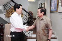 Chủ tịch nước Lương Cường thăm hỏi, chúc Tết nguyên Chủ tịch nước Trương Tấn Sang. (Ảnh: Lâm Khánh/ TTXVN)