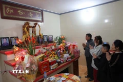 Sau khoảnh khắc giao thừa, bước sang năm mới, con cháu thắp hương thành kính mong tổ tiên phù hộ. (Ảnh: Thanh Tùng/TTXVN)