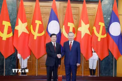 Tổng Bí thư Tô Lâm và Tổng Bí thư, Chủ tịch nước Lào Thongloun Sisoulith chụp ảnh chung trước hội đàm. (Ảnh: Thống Nhất/TTXVN)