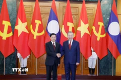 Tổng Bí thư Tô Lâm và Tổng Bí thư, Chủ tịch nước Lào Thongloun Sisoulith chụp ảnh chung trước hội đàm. (Ảnh: Thống Nhất/TTXVN)