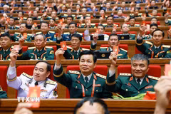 Đại biểu biểu quyết thông qua Nghị quyết Đại hội XIV của Đảng. (Ảnh: TTXVN)