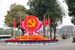 Biểu tượng búa liềm, cờ Đảng, cờ Tổ quốc được bố trí trang trọng tại nút giao Điện Biên Phủ-Độc Lập-Chu Văn An, chào mừng Đại hội đại biểu toàn quốc lần thứ XIV của Đảng. (Ảnh: Vũ Quang/TTXVN)