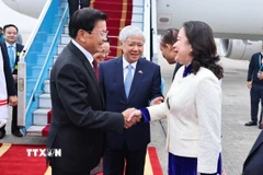 Phó Chủ tịch Thường trực Quốc hội Đỗ Văn Chiến và Phó Chủ tịch nước Võ Thị Ánh Xuân đón Tổng Bí thư Ban Chấp hành Trung ương Đảng Nhân dân cách mạng Lào, Chủ tịch nước Cộng hòa Dân chủ Nhân dân Lào Thongloun Sisoulith tại sân bay Quốc tế Nội Bài. (Ảnh: Minh Đức/TTXVN)
