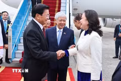 Phó Chủ tịch Thường trực Quốc hội Đỗ Văn Chiến và Phó Chủ tịch nước Võ Thị Ánh Xuân đón Tổng Bí thư Ban Chấp hành Trung ương Đảng Nhân dân cách mạng Lào, Chủ tịch nước Cộng hòa Dân chủ Nhân dân Lào Thongloun Sisoulith tại sân bay Quốc tế Nội Bài. (Ảnh: Minh Đức/TTXVN)