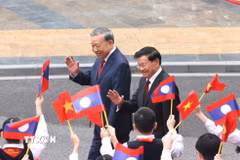 Tổng Bí thư Tô Lâm và Tổng Bí thư, Chủ tịch nước Lào Thongloun Sisoulith tại lễ đón. (Ảnh: Lâm Khánh/TTXVN)