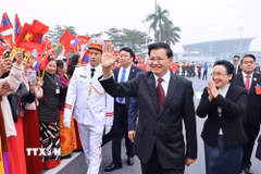 Lễ đón Tổng Bí thư Ban Chấp hành Trung ương Đảng Nhân dân cách mạng Lào, Chủ tịch nước Cộng hòa Dân chủ Nhân dân Lào Thongloun Sisoulith và Phu nhân tại sân bay Quốc tế Nội Bài. (Ảnh: Minh Đức/TTXVN)
