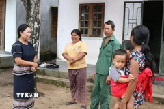 Các đảng viên là người dân tộc thiểu số tại tỉnh Kon Tum tuyên truyền chủ trương, đường lối của Đảng đến với người dân. (Ảnh: Khoa Chương/TTXVN)
