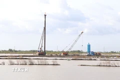 Đơn vị thi công triển khai thi công các hạng mục tại công trường cao tốc Cà Mau-Đất Mũi. (Ảnh: Tuấn Phi/TTXVN)