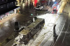 Hiện trường vụ cháy xe buýt. (Nguồn: EPA)