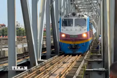 Tàu hỏa qua cầu Đuống. (Nguồn: TTXVN)