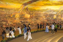 Du khách tham quan bức tranh panorama Chiến dịch Điện Biên Phủ tại Bảo tàng Chiến thắng Điện Biên Phủ. (Ảnh: Xuân Tư/TTXVN)