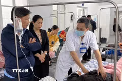 Các bệnh nhân nghi bị ngộ độc thực phẩm đang được điều trị tại Bệnh viện Đa khoa khu vực Hướng Hóa. (Ảnh: TTXVN phát)