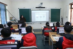 Sử dụng thiết bị trình chiếu và bảng thông minh tại giờ học Tiếng Anh của Trường Trung học Phổ thông Dân tộc nội trú tỉnh Lạng Sơn. (Ảnh: Anh Tuấn/TTXVN)