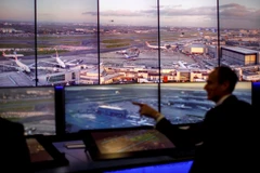 Các nhân viên kiểm soát không lưu làm việc tại tháp kiểm soát không lưu ở sân bay Heathrow London, Anh. (Ảnh: AFP/TTXVN)