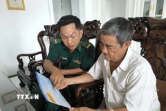 Lực lượng biên phòng tuyên truyền chống khai thác IUU tại xã Tân Thủy, tỉnh Vĩnh Long. (Ảnh: Huỳnh Phúc Hậu/ TTXVN)