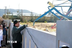 Thủ tướng Phạm Minh Chính thăm các cơ sở sản xuất bị thiệt hại do bão số 13 tại Khu kinh tế Nhơn Hội. (Ảnh: Dương Giang/TTXVN)