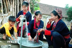 Đồng bào dân tộc thiểu số được dùng nước sạch. (Ảnh: Việt Hùng/TTXVN)