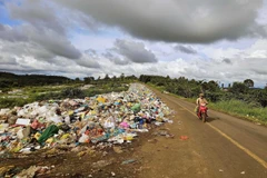 Rác thải tại bãi rác huyện Đắk Mil cũ, nay thuộc xã Thuận An, tỉnh Lâm Đồng. (Ảnh: Hưng Thịnh/TTXVN)