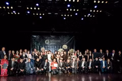 Các doanh nhân được vinh danh, Ban Tổ chức Giải thưởng doanh nhân Việt Nam tại Canada 2026 và đại diện tiêu biểu của cộng đồng người Việt chụp ảnh lưu niệm sau sự kiện. (Ảnh: Hà Linh/TTXVN)
