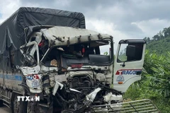 Ôtô tải dập nát phần cabin sau một vụ tai nạn giao thông. (Ảnh: TTXVN phát)