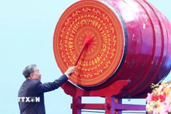 Tổng Bí thư Tô Lâm đánh trống khai giảng năm học 2025-2026. (Ảnh: Thống Nhất/TTXVN)