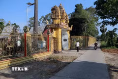 Các ngôi chùa được sơn sửa, xây mới trên địa bàn huyện Châu Thành. (Ảnh: Lê Sen/TTXVN)