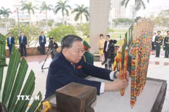 Tổng Bí thư Tô Lâm dâng hương tưởng niệm các Anh hùng liệt sỹ tại Đài tưởng niệm thành phố Đà Nẵng. (Ảnh: Thống Nhất/TTXVN)