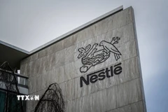 Biểu tượng Nestle tại trụ sở tập đoàn ở Vevey, Thụy Sĩ. (Ảnh: Getty Images/TTXVN)