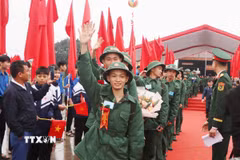Tân binh tỉnh Hà Tĩnh lên đường nhập ngũ. (Ảnh: Hữu Quyết/TTXVN)