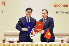 Chủ tịch Quốc hội Trần Thanh Mẫn và Chủ tịch Quốc hội Hàn Quốc Woo Won Shik ký kết Biên bản ghi nhớ về hợp tác giữa Quốc hội hai nước. (Ảnh: Doãn Tấn/TTXVN)