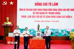 Tổng Bí thư Tô Lâm tặng bức tượng Chủ tịch Hồ Chí Minh cho Bộ Tư lệnh Vùng Cảnh sát Biển 4. (Ảnh: Thống Nhất/ TTXVN)