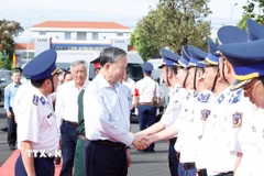 Tổng Bí thư Tô Lâm với các đại biểu Bộ Tư lệnh Vùng Cảnh sát Biển 4. (Ảnh: Thống Nhất/TTXVN)