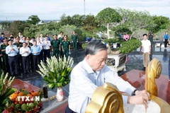 Tại Đặc khu Phú Quốc, tỉnh An Giang, Tổng Bí thư Tô Lâm và đoàn công tác Trung ương dâng hoa, dâng hương tại Nghĩa trang liệt sỹ Phú Quốc. (Ảnh: Thống Nhất/TTXVN)