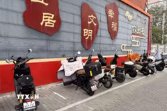 Việc chuyển đổi sang sử dụng xe đạp điện và xe máy điện tại các thành phố tại nhiều nước hiện rất phổ biến. (Ảnh minh họa: Công Tuyên/TTXVN)