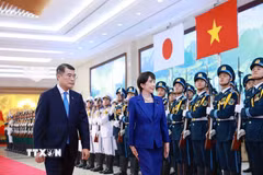 Thủ tướng Lê Minh Hưng và Thủ tướng Nhật Bản Takaichi Sanae duyệt Đội danh dự Quân đội Nhân dân Việt Nam. (Ảnh: Dương Giang/TTXVN)