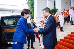 Thủ tướng Lê Minh Hưng đón Thủ tướng Nhật Bản Takaichi Sanae. (Ảnh: Dương Giang/TTXVN)