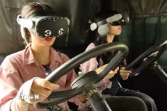 Du khách trải nghiệm lái xe trên cung đường Trường Sơn bằng công nghệ thực tế ảo 9D-VR360. (Ảnh: Tá Chuyên/TTXVN)