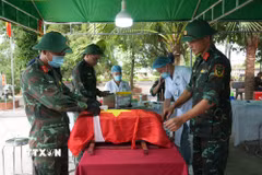 Các bước lấy mẫu hài cốt liệt sỹ được thực hiện theo quy trình chặt chẽ, cẩn trọng. (Ảnh: Bích Huệ/TTXVN)