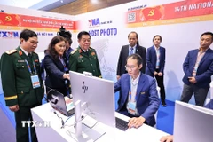 Đại tướng Nguyễn Trọng Nghĩa thăm khu tác nghiệp của Thông tấn xã Việt Nam. (Ảnh: TTXVN)