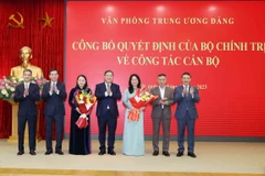 Lãnh đạo Văn phòng Trung ương Đảng chúc mừng đồng chí Nguyễn Thị Thu Hà và đồng chí Lâm Thị Phương Thanh. (Ảnh: Phương Hoa/TTXVN)