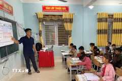 Học sinh Trường Phổ thông Dân tộc bán trú Tiểu học & THCS Thàng Tín (xã Thàng Tín, Tuyên Quang) trở lại trường sau lũ ống. (Ảnh: TTXVN phát)