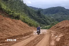 Sạt lở nặng nề ở vùng miền núi phía Tây thành phố Đà Nẵng. (Ảnh: Khoa Chương/TTXVN)