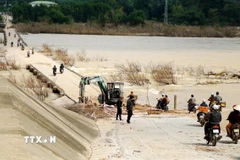 Phương tiện xe máy được lưu thông qua cầu tràn Thạch Nham trở lại. (Ảnh: Lê Phước Ngọc/TTXVN)